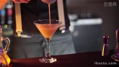 调酒师在吧台用冰块和甜酒调制美味的鸡尾酒